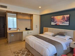 Postel nebo postele na pokoji v ubytování MoonBasa Boutique Hotel and Spa Infopark , Kakkanad