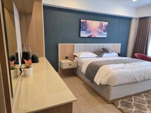 Postel nebo postele na pokoji v ubytování MoonBasa Boutique Hotel and Spa Infopark , Kakkanad