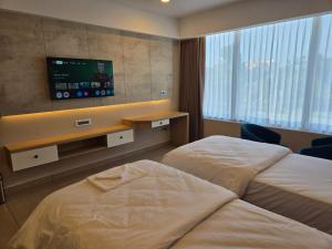Postel nebo postele na pokoji v ubytování MoonBasa Boutique Hotel and Spa Infopark , Kakkanad