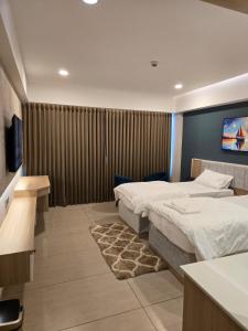 Postel nebo postele na pokoji v ubytování MoonBasa Boutique Hotel and Spa Infopark , Kakkanad