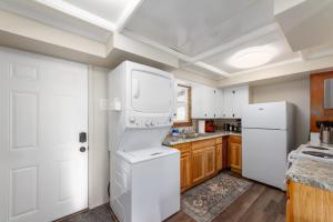 Adorable 2 BD 1 BTH Home Minutes Away from Gonzaga的厨房或小厨房