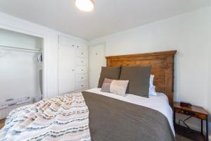 Adorable 2 BD 1 BTH Home Minutes Away from Gonzaga客房内的一张或多张床位