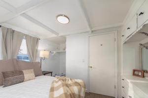 Adorable 2 BD 1 BTH Home Minutes Away from Gonzaga客房内的一张或多张床位