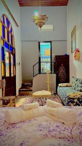 Postel nebo postele na pokoji v ubytování Riad DAR FES