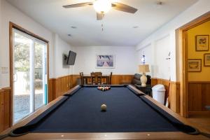 Τραπέζι μπιλιάρδου στο Short walk to Beach with Pool Game Room and Spa