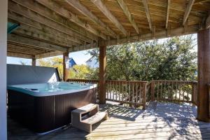 Μπαλκόνι ή βεράντα στο Short walk to Beach with Pool Game Room and Spa