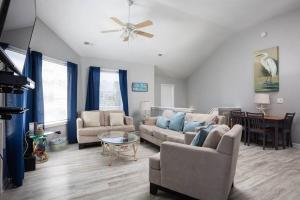 Χώρος καθιστικού στο Short walk to Beach with Pool Game Room and Spa