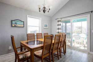 Φωτογραφία από το άλμπουμ του Short walk to Beach with Pool Game Room and Spa σε Corolla