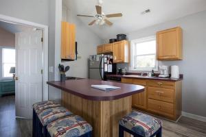 Η κουζίνα ή μικρή κουζίνα στο Short walk to Beach with Pool Game Room and Spa