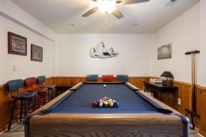 Τραπέζι μπιλιάρδου στο Short walk to Beach with Pool Game Room and Spa