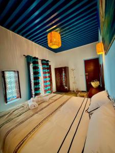 Postel nebo postele na pokoji v ubytování Riad DAR FES
