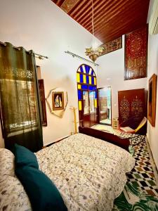 Postel nebo postele na pokoji v ubytování Riad DAR FES