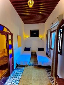 Postel nebo postele na pokoji v ubytování Riad DAR FES