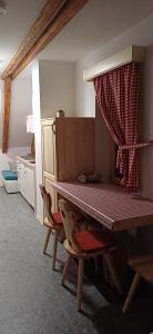 ラテツェにあるHIŠA MARGIT, Studio APARTMAのテーブルとカーテン付きの部屋