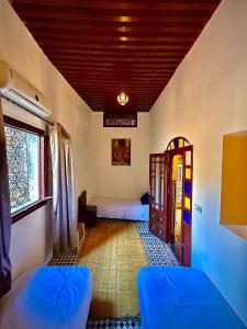 Postel nebo postele na pokoji v ubytování Riad DAR FES