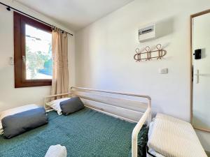a hospital room with two beds and a window at Lou Miradou 2 - Vieux village médiéval, Cosy, Clim, 2 personnes in Miramas