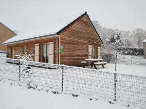 een hut in de sneeuw met een picknicktafel bij Le chalet des Patures in Rochefort-Montagne