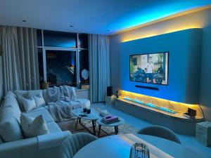 タンジェにあるHilton Tanger Penthouse 17のソファとテレビのあるリビングルーム