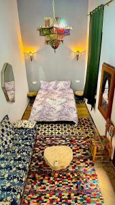 Postel nebo postele na pokoji v ubytování Riad DAR FES