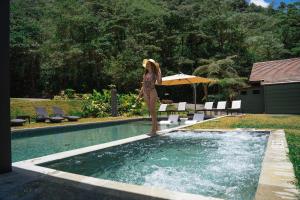 Bazén v ubytování El Silencio Lodge & Spa Costa Rica nebo v jeho okolí + 37 fotografií