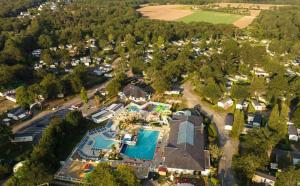 an aerial view of a resort with a swimming pool at Mobil-home 3 chambres Pont-Aven in Pont-Aven