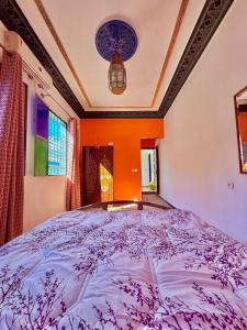 Postel nebo postele na pokoji v ubytování Riad DAR FES