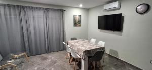 TV a/nebo společenská místnost v ubytování Apartamentos solymar oropesa del mar