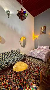 Postel nebo postele na pokoji v ubytování Riad DAR FES
