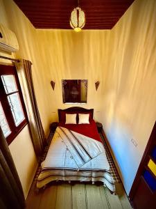 Postel nebo postele na pokoji v ubytování Riad DAR FES