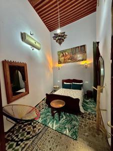Postel nebo postele na pokoji v ubytování Riad DAR FES