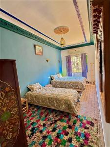 Postel nebo postele na pokoji v ubytování Riad DAR FES