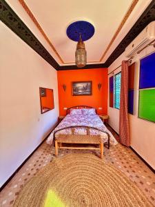 Postel nebo postele na pokoji v ubytování Riad DAR FES