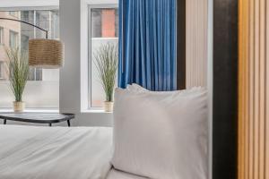 Ένα ή περισσότερα κρεβάτια σε δωμάτιο στο Initial / Libre / Centre-ville de Quebec +29 φωτογραφίες