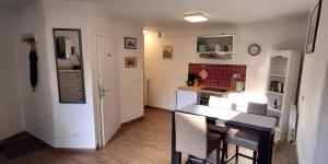 a small kitchen with a table and chairs in a room at Wohnen am Weinberg in Rheinbreitbach