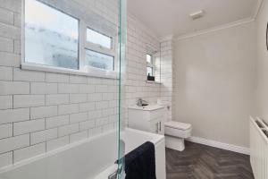 SeahamにあるRelaxing 3-Bedroom Home Near the Beachのトイレとガラスのシャワー付きのバスルーム +17枚の写真