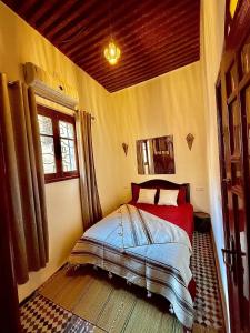 Postel nebo postele na pokoji v ubytování Riad DAR FES
