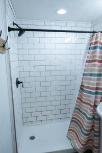 Un baño con ducha con cortina de ducha. en Cozy country home in town, en Hastings