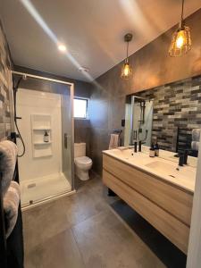 Ένα μπάνιο στο Hidden Gem In The Heart of Bustling Kingsland!