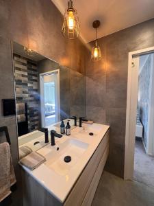 Ένα μπάνιο στο Hidden Gem In The Heart of Bustling Kingsland! +7 φωτογραφίες