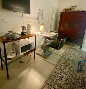 TV a/nebo společenská místnost v ubytování Suite con giardino Ravenna