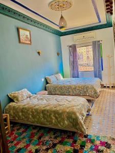 Postel nebo postele na pokoji v ubytování Riad DAR FES