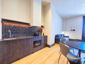 Η κουζίνα ή μικρή κουζίνα στο Apartamentos Kong Living Muralla del Mar
