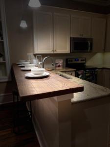 een keuken met een houten aanrecht met borden erop bij 305 Decatur st in New Orleans