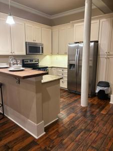 een keuken met een roestvrijstalen koelkast en houten vloeren bij 305 Decatur st in New Orleans +9 foto's