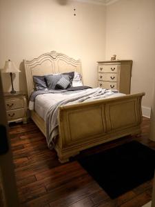een slaapkamer met een groot bed en 2 dressoirs bij 305 Decatur st in New Orleans
