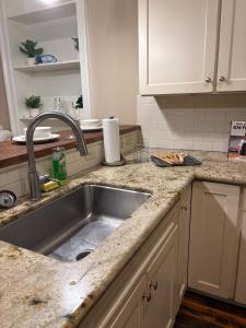 een keuken met een spoelbak en een aanrechtblad bij 305 Decatur st in New Orleans