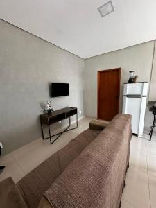 ein Wohnzimmer mit Sofa und Tisch in der Unterkunft CASA 04 próximo ao Centro in Palmas