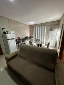 ein Wohnzimmer mit Sofa und Tisch in der Unterkunft CASA 04 próximo ao Centro in Palmas + 6 Fotos