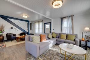 Fire Pit and River View Vintage Stay in Seaside!的休息区