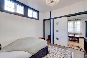 Fire Pit and River View Vintage Stay in Seaside!客房内的一张或多张床位